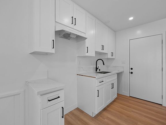 5th image of 2426 N Buena Vista St #Dd