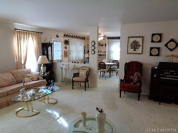 5th image of 42 Sheffield Dr