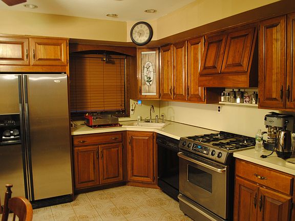 5th image of 328 Laconia Ave