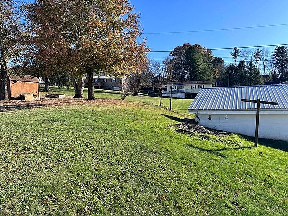 Side view/Back of Garage
