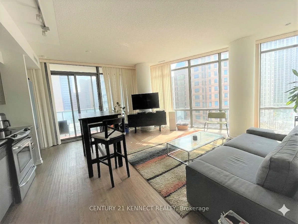 Building Photo - 832 Bay St #608
