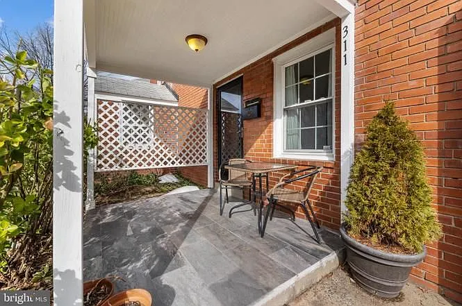 311 S Wayne St — Photo 1