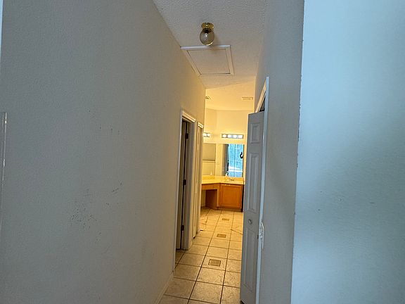 3rd image of 410 Sandringham Ct