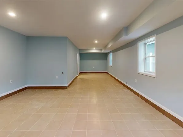 366 Armstrong Avenue image 7 of 22