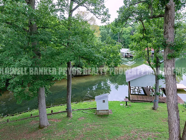 165 Lakeshore Ct — Photo 12