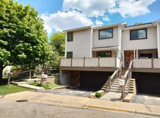 3061 Pheasant Creek Dr, Northbrook, IL 60062