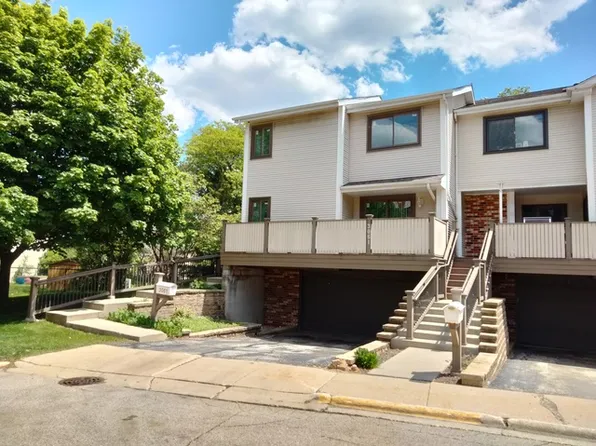 3061 Pheasant Creek Dr, Northbrook, IL 60062