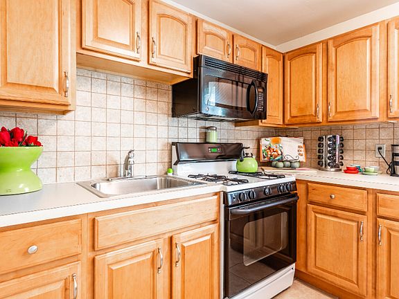 5th image of 359 Pennington Ave #359