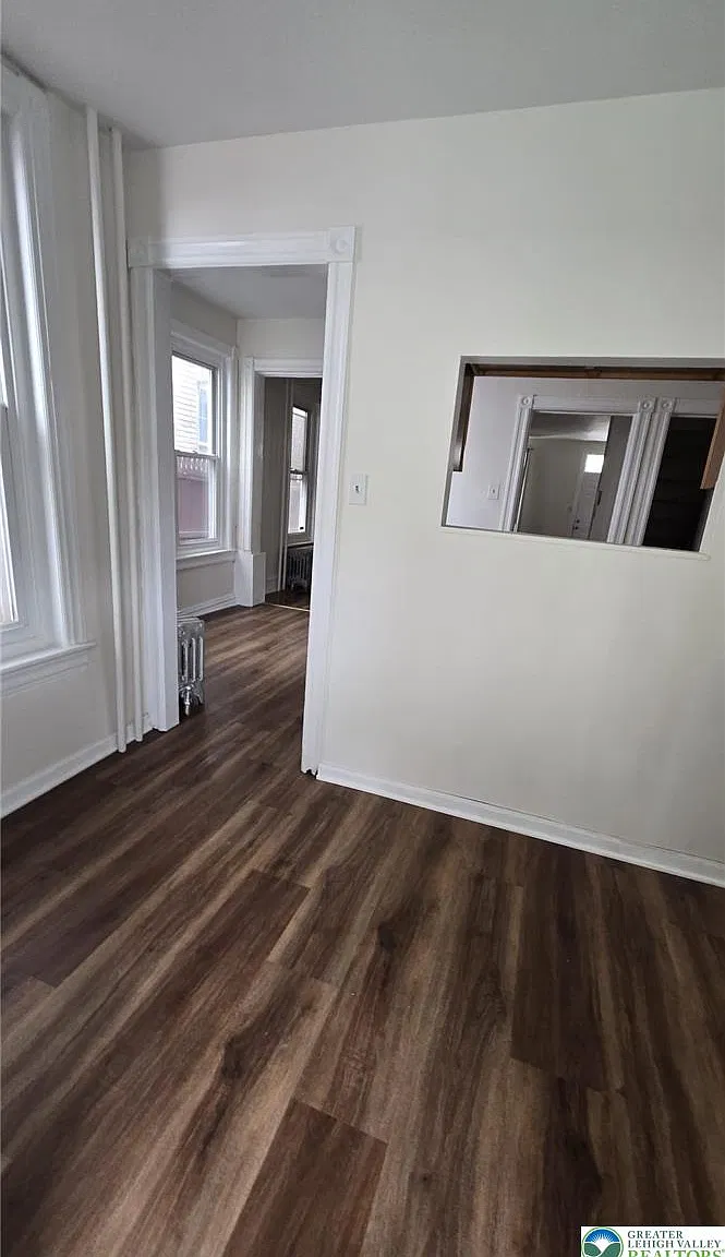 4 bed, 1.0 bath, 672 sqft, $1,900 — Photo 4