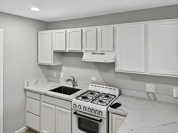 4th image of 4483 Bond St