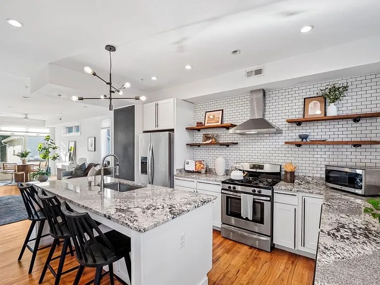 1518 Baldwin St — Photo 1