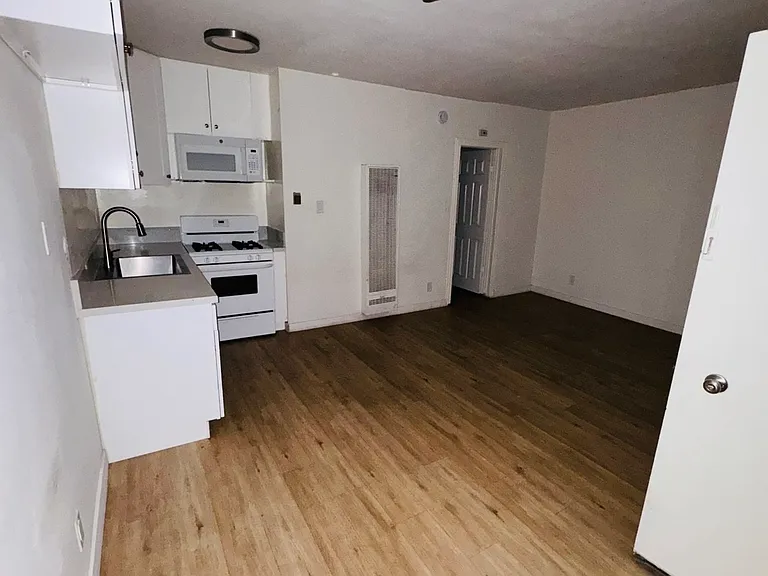 6248 Woodman Ave #17 — Photo 2