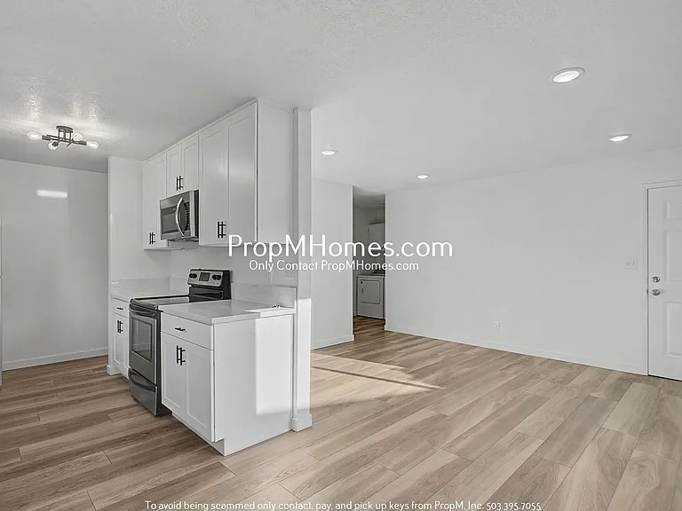 7032 N Burlington Ave — Photo 8