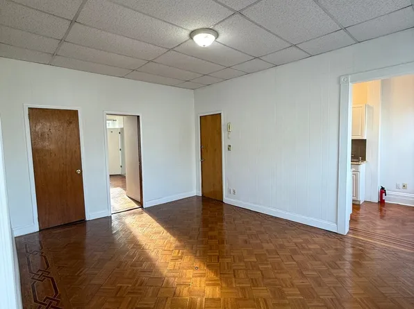 207 Jewett Avenue image 5 of 14