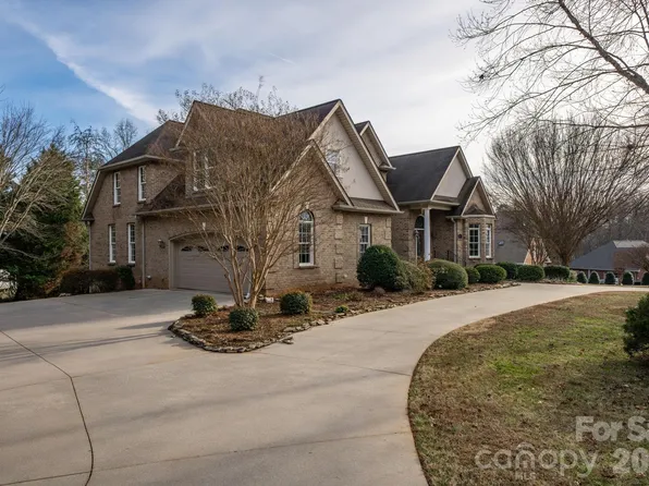 2301 Willow Creek Dr, Newton, NC 28658