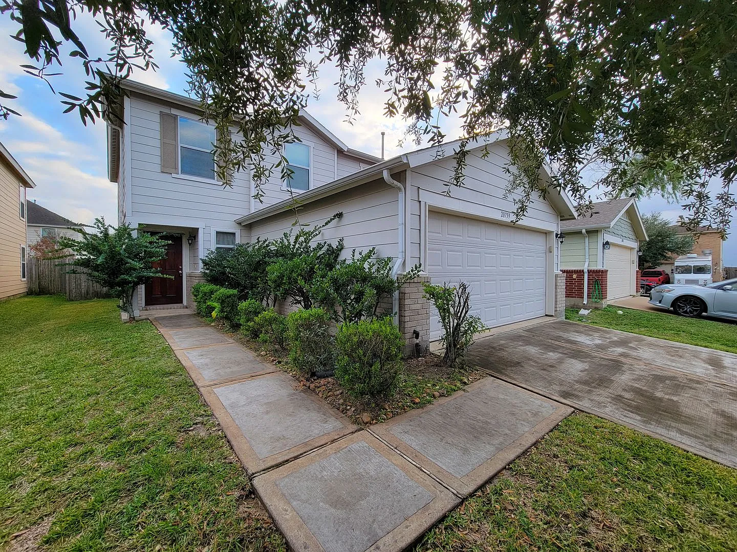 This charming 3 bedroom, 2.5 bathroom home is now on the market! The kitchen boasts generous coun... — Photo 2
