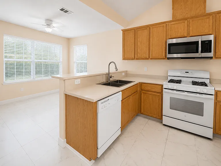 693 Kensington Cir — Photo 4