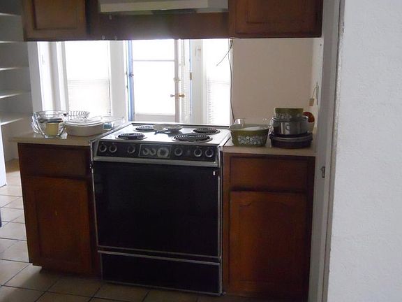 4th image of 6921 Black Pine Pl NE