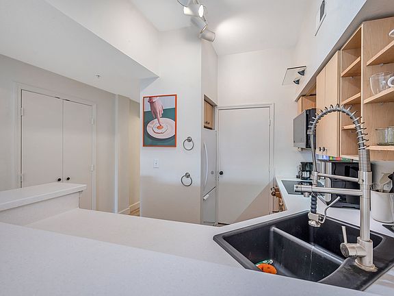 4th image of 100 4th Ave S APT 424