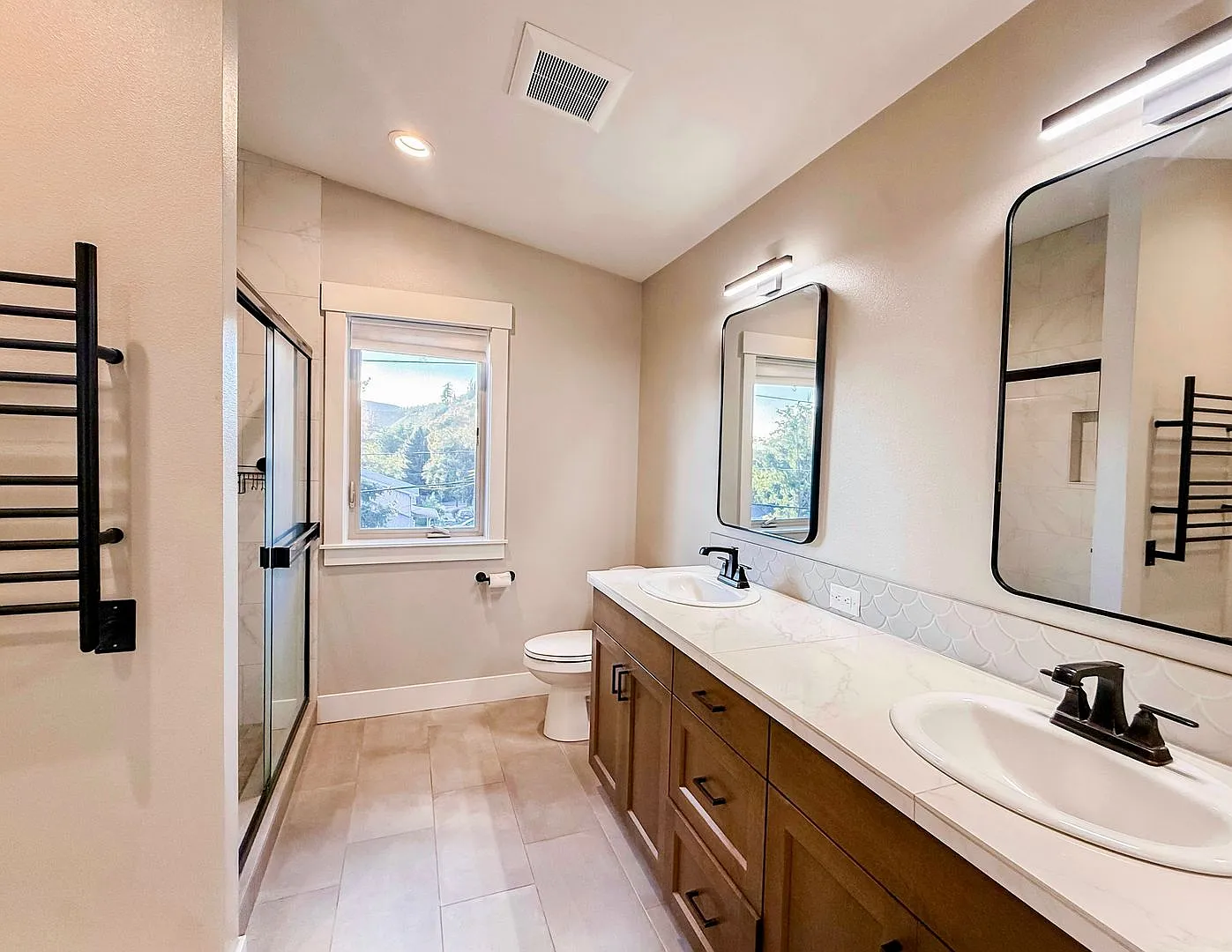 Modern 2-bedroom, 1.5-bath home in Bingen, WA — Photo 3