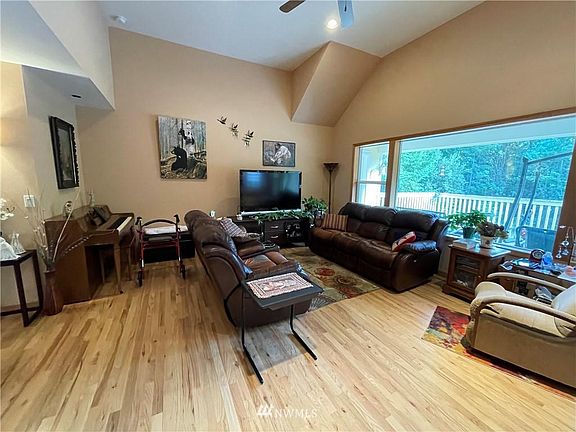 4th image of 44603 37th Ave E