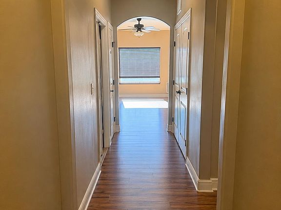 2nd image of 916 Dakota Ln