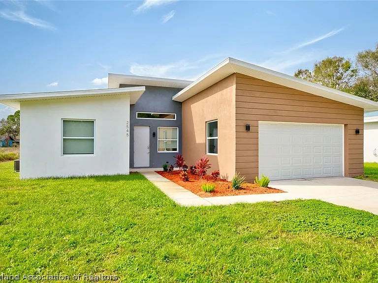 2545 N Odessa Rd — Photo 2