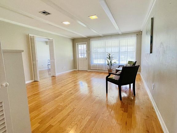 3rd image of 609 Woodvale Ave