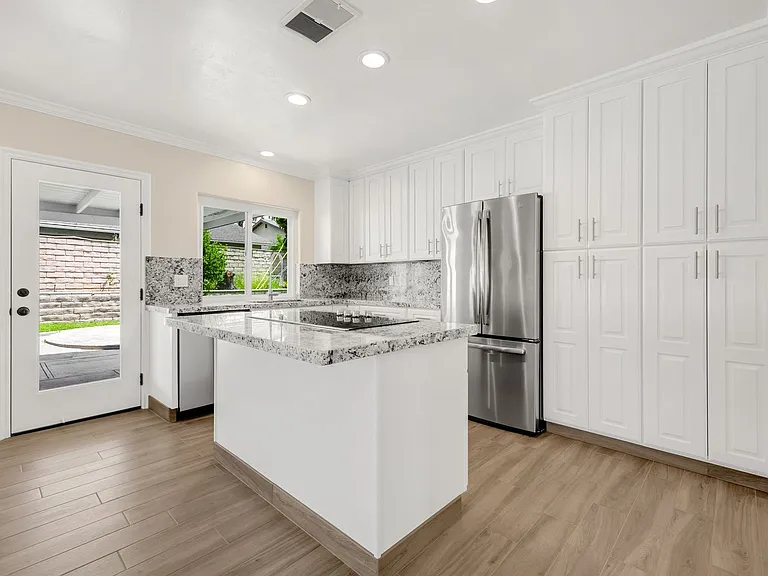 630 N Colfax St — Photo 3