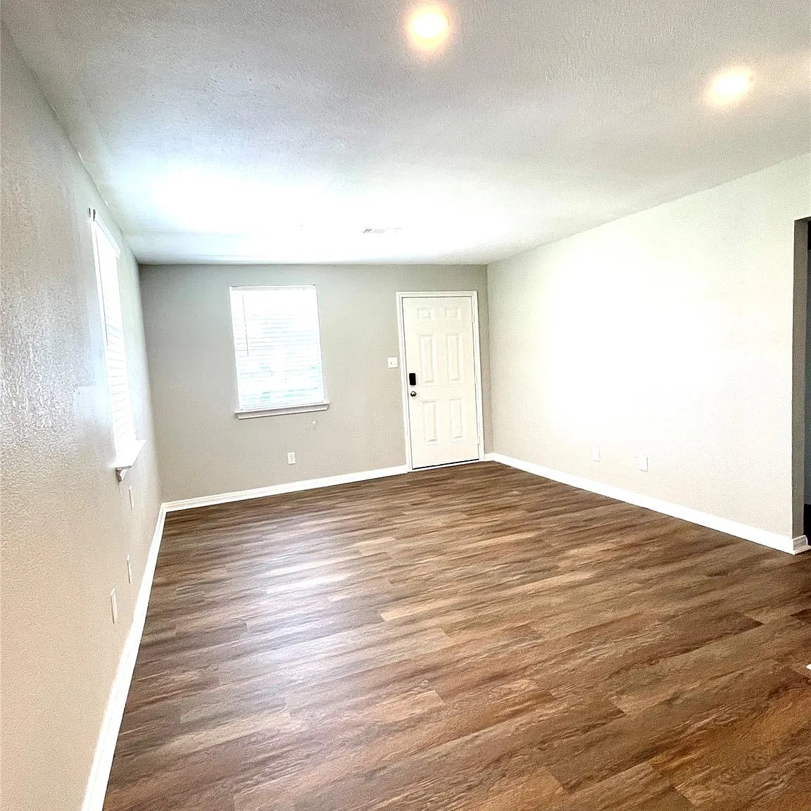 2 bed, 1.0 bath, 832 sqft, $1,350 — Photo 2