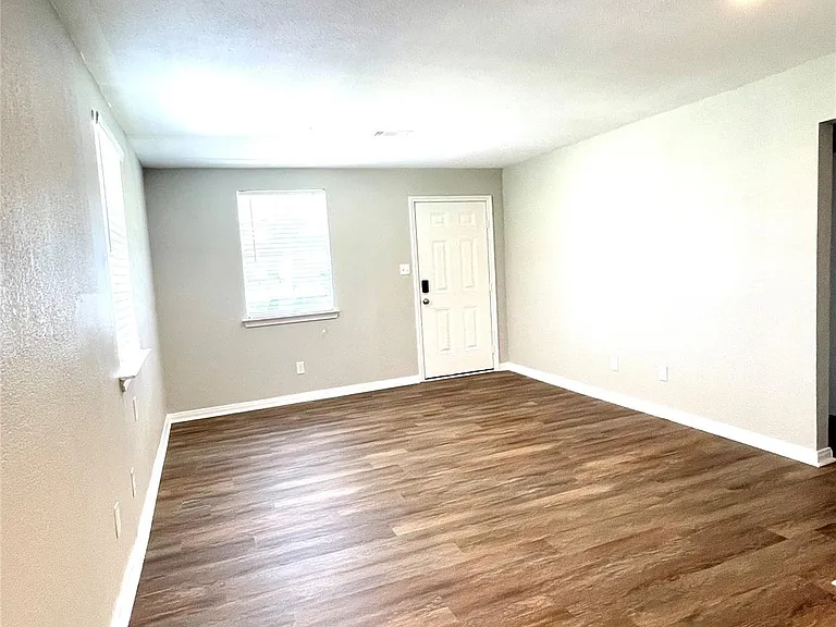 2618 Rosalee St — Photo 2