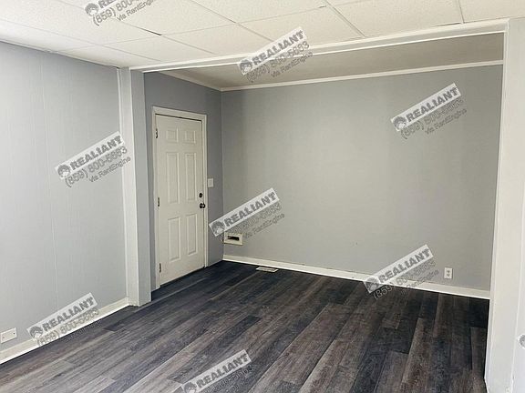 4th image of 913 Maple Ave