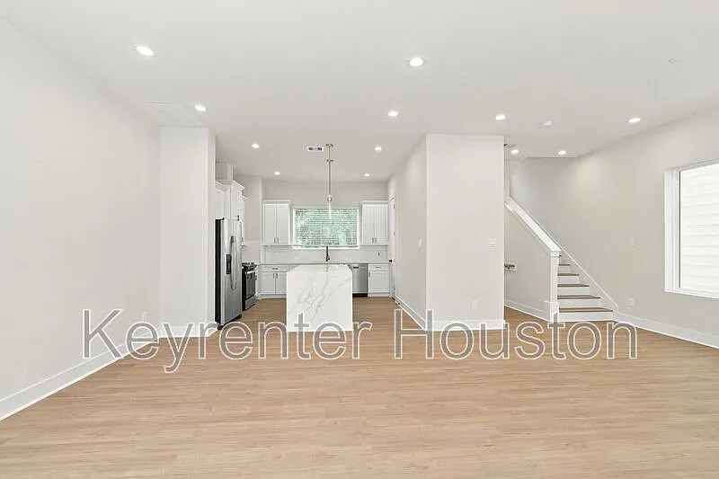 3 bed, 3.5 bath, 1868 sqft, $2,600 — Photo 4