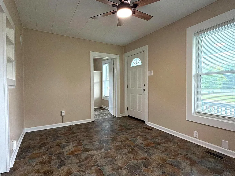 540 Oakwood St — Photo 15