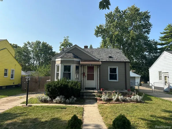 19006 Elkhart St, Harper Woods, MI 48225