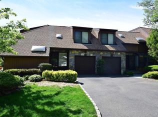 14 Pony Cir, Roslyn Heights, NY 11577