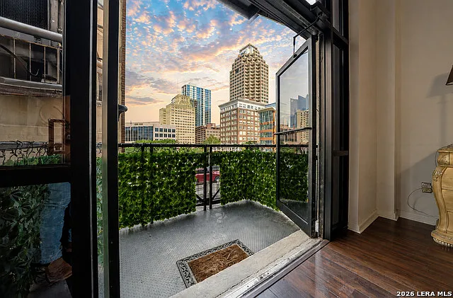 214 E Travis St #205