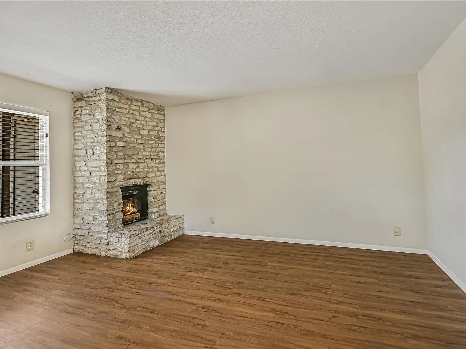 301 Algerita Dr — Photo 3