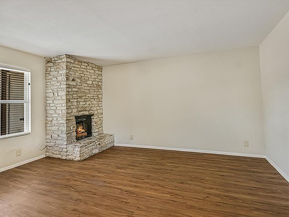 3rd image of 301 Algerita Dr APT B