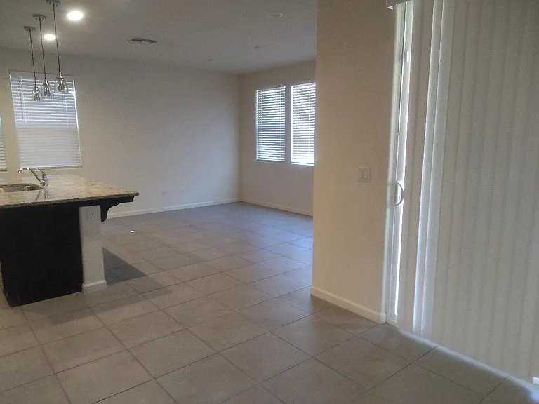 6044 E Bishop Ln — Photo 2