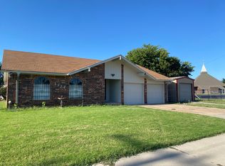 1217 Kings Ct, Moore, OK 73160