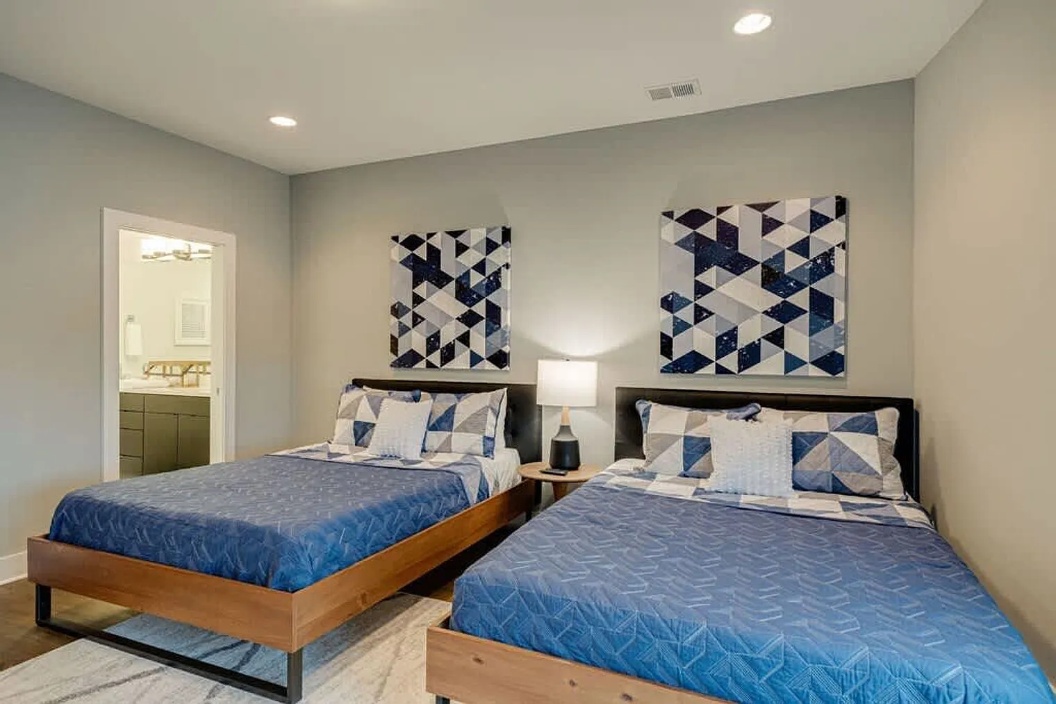 4 bed, 4.0 bath, 2088 sqft, $7,037 — Photo 3