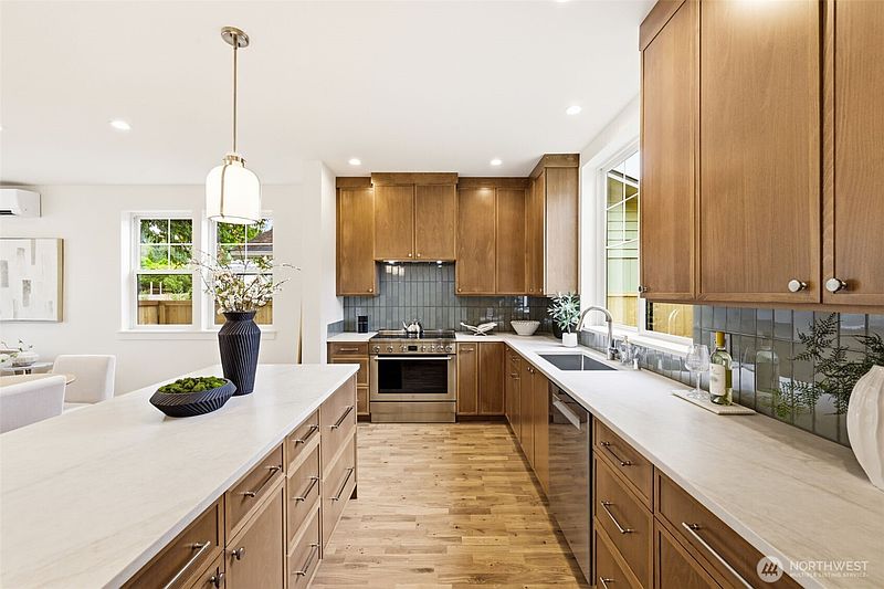 4th image of 315 SE Andrews Street