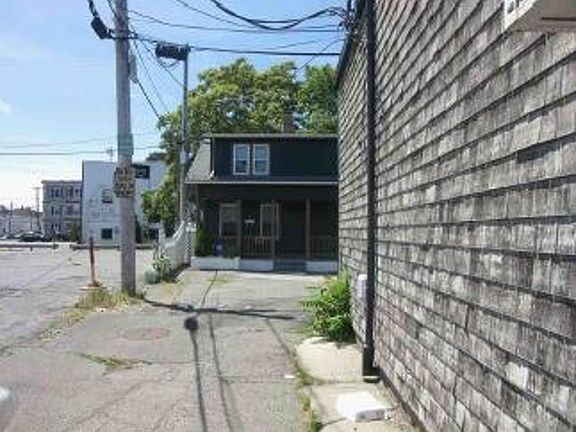 Exterior Neighborhood (street photo)