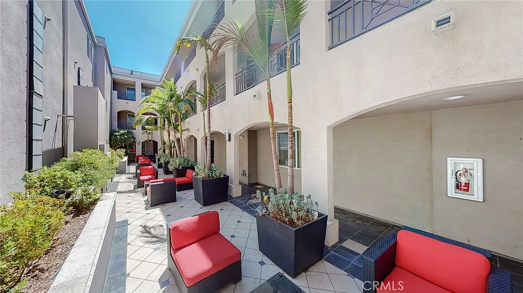 2 bed, 1370 sqft, $3,950 — Photo 3