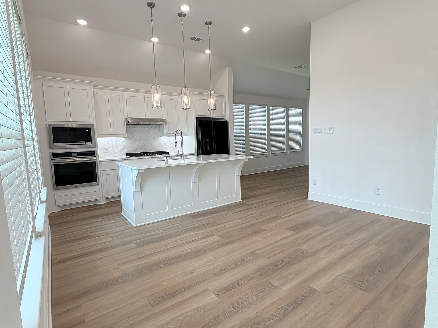 3 bed, 1645 sqft, $2,300 — Photo 2