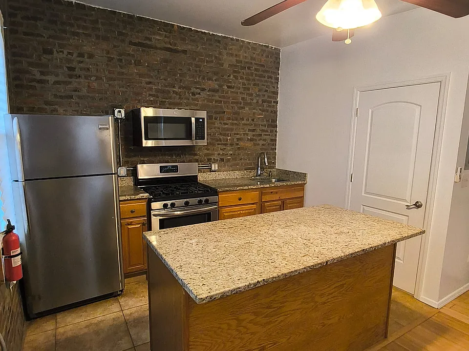 164 University Ave #3C