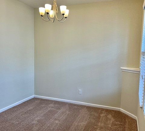 3rd image of 1046 Livingstone Ln