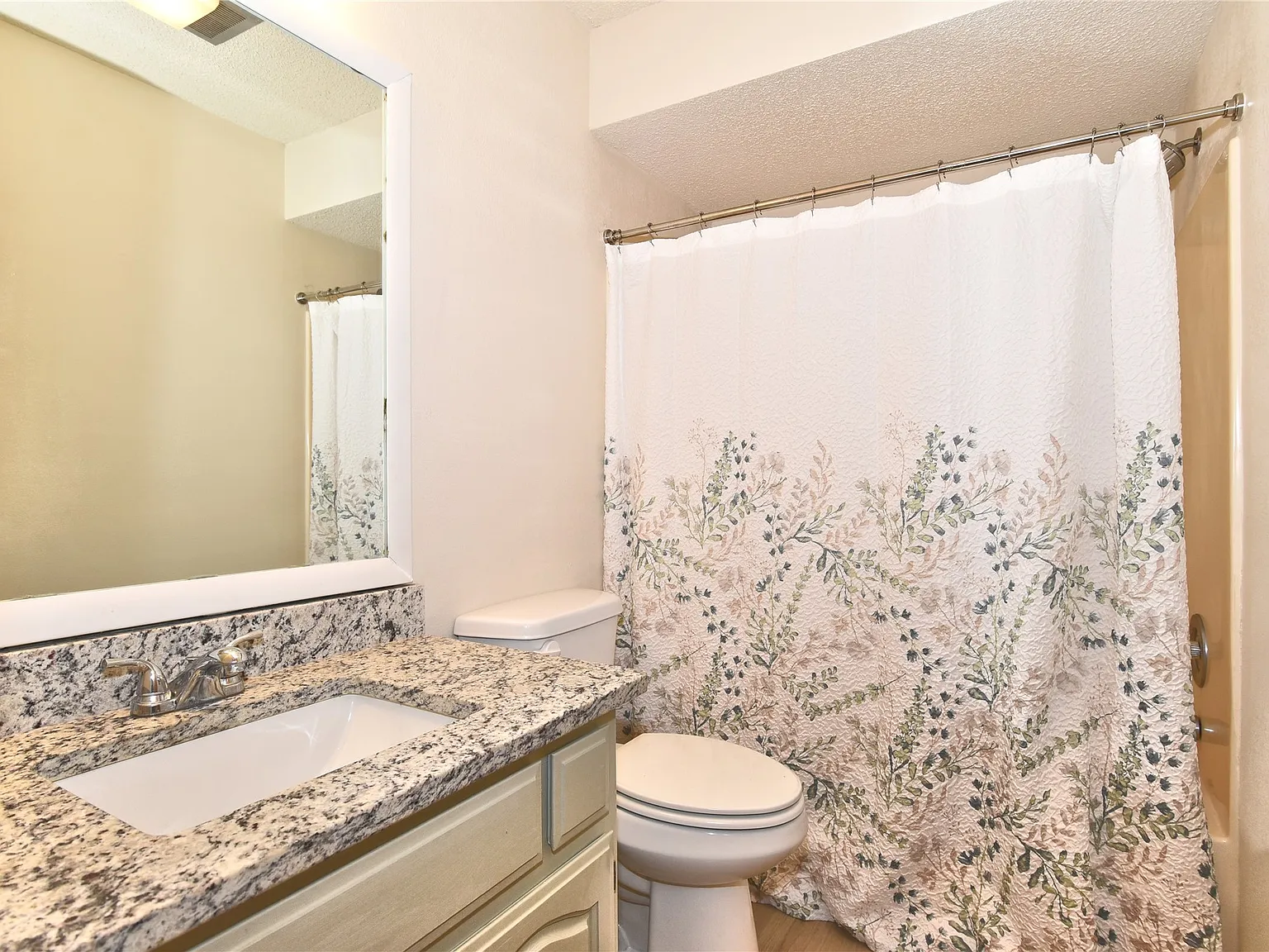 3 bed, 2.0 bath, 1363 sqft, $1,800 — Photo 4