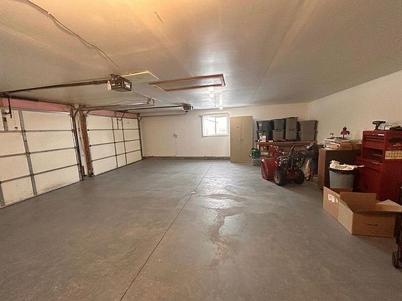 4th image of 305 Cedar St